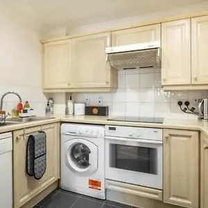 Apartment 1 Bedroom Flat With Free Parking, London
